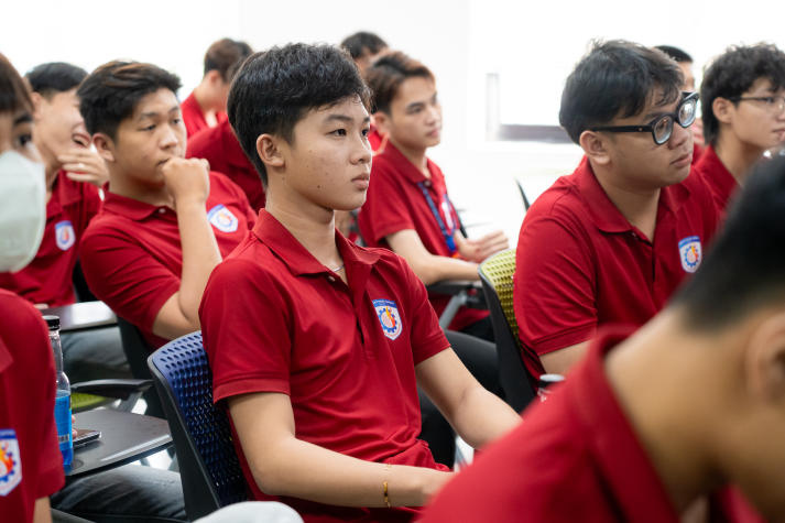 Sinh viên Viện Kỹ thuật trải nghiệm mô hình sản xuất thực phẩm - đồ uống hiện đại tại Uniben 32