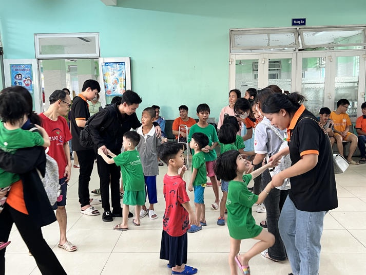 “Bộ 3” Câu lạc bộ tình nguyện của HUTECH lan tỏa mùa xuân yêu thương đến các em nhỏ Trung tâm nuôi dưỡng bảo trợ trẻ em Tam Bình 59