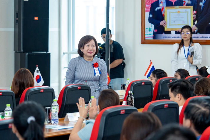 [Video] Sinh viên hào hứng “săn” hơn 1.500 đầu việc hấp dẫn tại “HUTECH International Job Fair 2024” 199