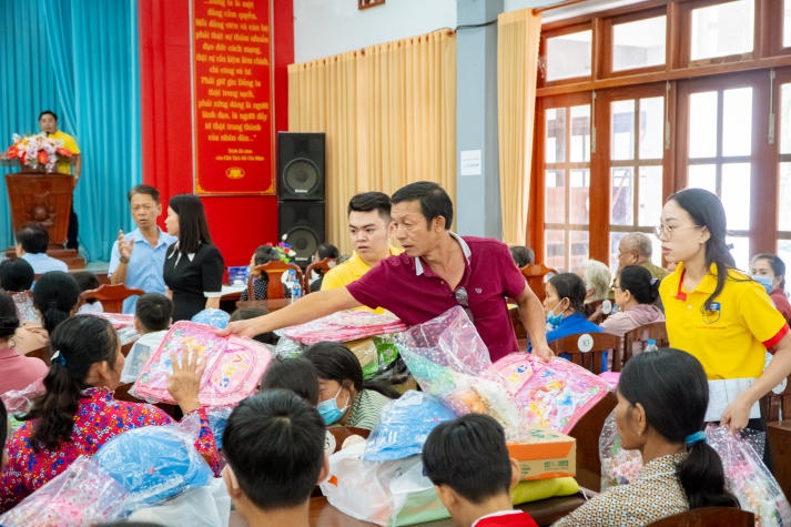 HUTECH viết tiếp hành trình thiện nguyện “Cho đi là còn mãi” tại tỉnh Tiền Giang 153