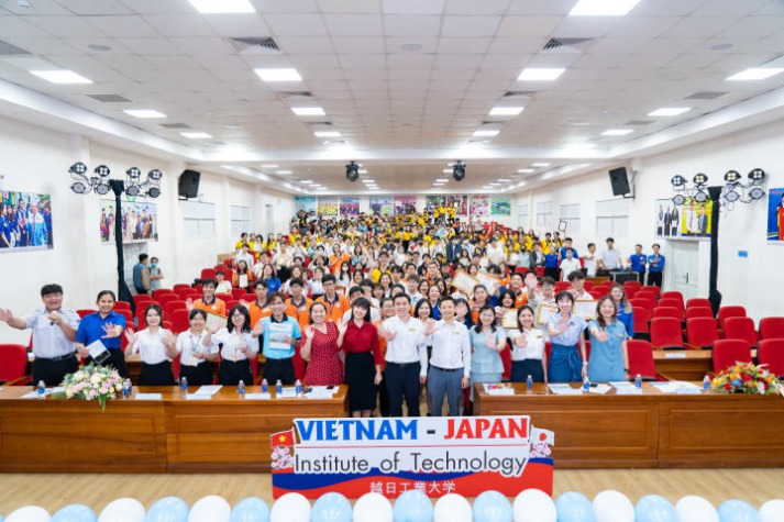 Nhiều tập thể và sinh viên VJIT được khen thưởng tại Hội nghị tổng kết công tác Đoàn - Hội và phong trào sinh viên năm học 2022-2023 67