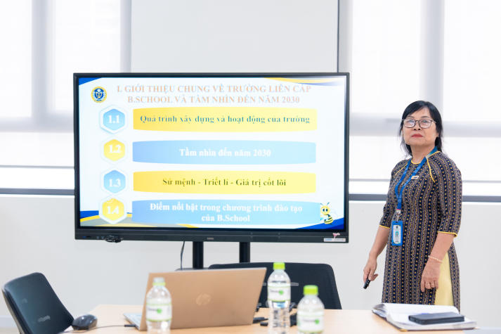 Sinh viên ngành Quản lý tài nguyên và môi trường trải nghiệm thực tế mô hình kiến trúc - xây dựng - môi trường tại BCONS 54