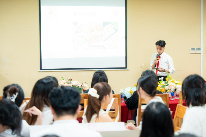 Sinh viên Đại học Kagawa trải nghiệm văn hóa và mở rộng tư duy hội nhập cùng sinh viên viên HUTECH 83