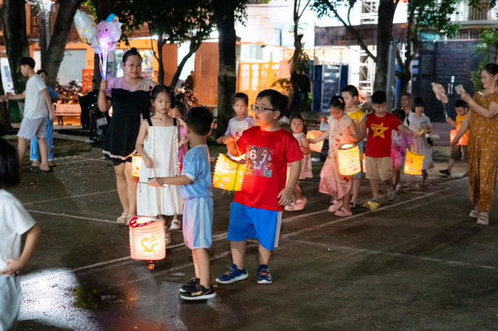 Thắp đèn Trung thu, trao yêu thương đến thiếu nhi Thạnh Mỹ Tây cùng sinh viên Khoa Nhật Bản học 102