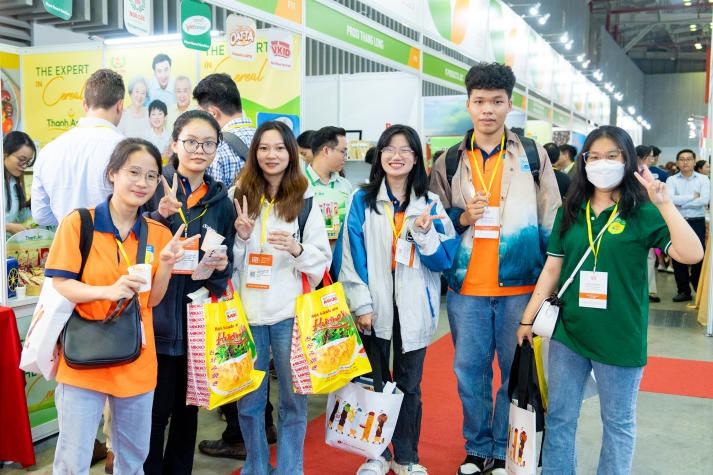 Sinh viên ngành Công nghệ thực phẩm HUTECH khám phá ngành Công nghiệp thực phẩm tại triển lãm “Vietnam Foodexpo 2023” 90