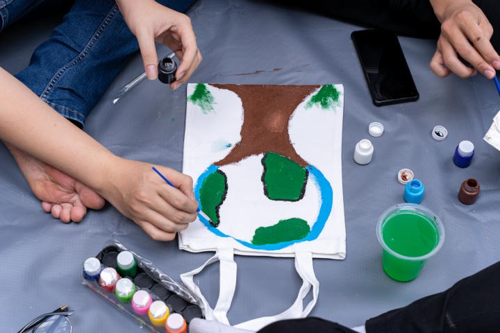 [Video] Sinh viên VJIT thi tài vẽ tranh trên túi tote với thông điệp bảo vệ môi trường 61