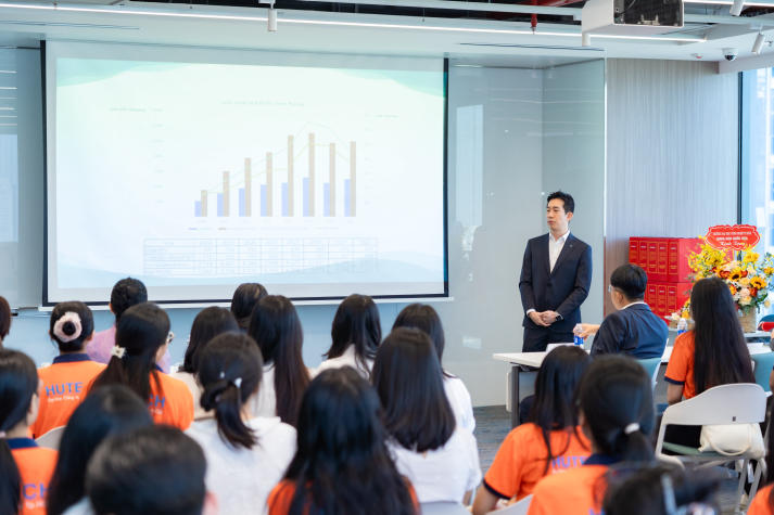 Sinh viên Khoa Hàn Quốc học HUTECH học gì tại Ngân hàng KEB Hana? 47