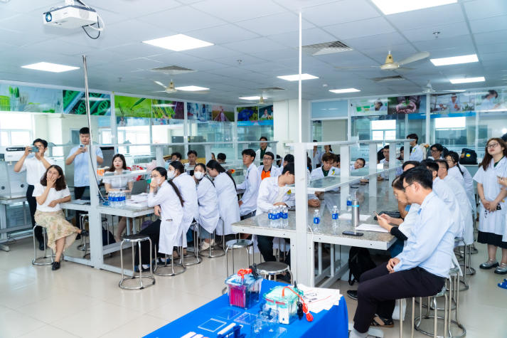 Sinh viên Công nghệ sinh học nâng cao trải nghiệm thực tế công nghệ sinh học phân tử 5