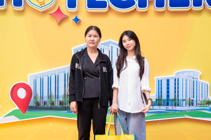 [Video] Đông đảo phụ huynh đồng hành cùng tân sinh viên nhập học tại HUTECH 56