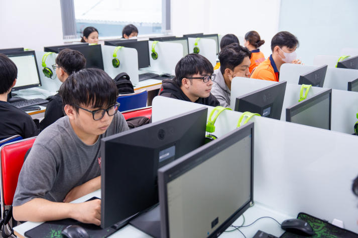 [Video] Ngày đầu năm học 2025-2026 tại HUTECH: Hào hứng, rộn ràng và đầy kỳ vọng 98