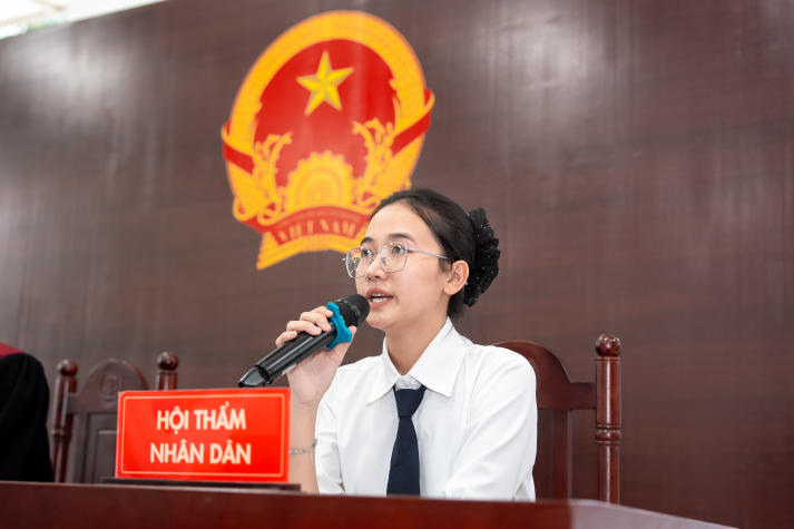 [Video] Sinh viên Khoa Luật lan tỏa tinh thần thượng tôn pháp luật 98