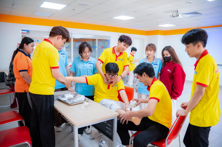 Sinh viên Khoa Điều dưỡng - Kỹ thuật y học mang kiến thức y học đến gần hơn với cộng đồng 51