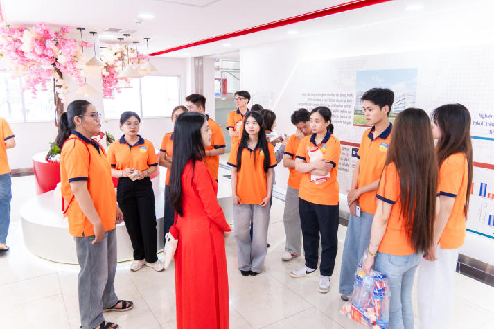 Sinh viên Công nghệ sinh học khám phá “hệ sinh thái lợi khuẩn” hiện đại tại Nhà máy Yakult Việt Nam 70