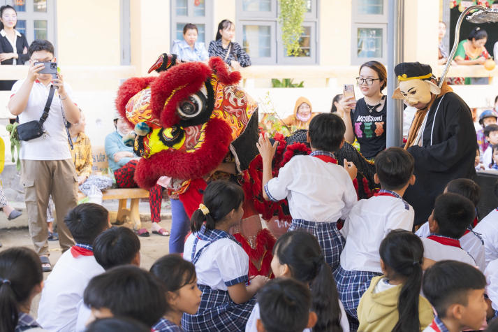 Chi bộ 17 mang “Trung thu cho em” ấm áp đến với thiếu nhi ở tỉnh Vĩnh Long 94