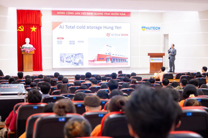 Sinh viên Logistics Viện Đào tạo Quốc tế tìm hiểu về ứng dụng công nghệ trong quản lý kho hàng 44