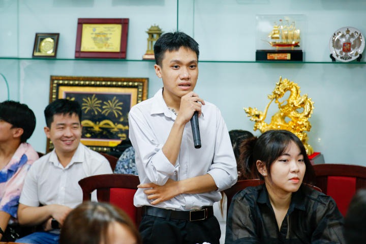 Các bạn sinh viên bày tỏ cảm xúc tại buổi ra mắt I-HUTECH Business Club HUTECH 2