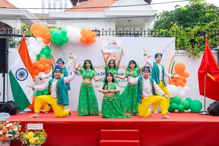 HUTECH hòa nhịp lan tỏa sắc màu văn hóa Ấn Độ tại Lễ kỷ niệm 79 năm Ngày Độc lập 44