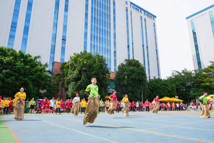 [Video] Sôi động, gắn kết và bùng nổ tại Hội thao Cán bộ - Giảng viên - Nhân viên HUTECH 2025 208