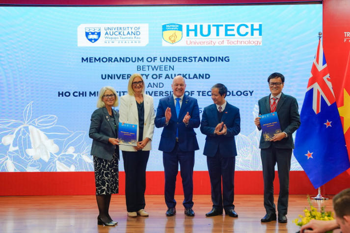 Khởi đầu tại HUTECH, tốt nghiệp tại đại học Top 100 thế giới cùng chương trình chuyển  tiếp Đại học Auckland (New Zealand) 70