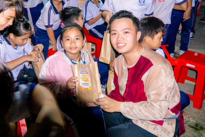 Sinh viên Khoa Marketing - Kinh doanh quốc tế mang “Ngàn điều trăng nói” đến với thiếu nhi Vĩnh Long 103