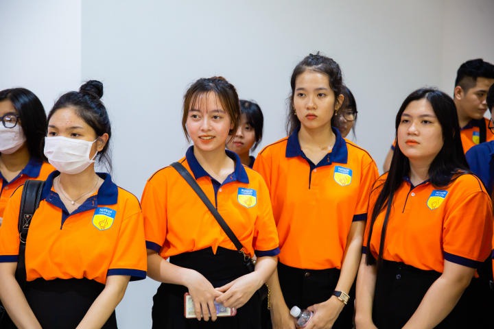 Sinh viên được dịp tham quan các khu vực trong khách sạn như lễ tân, nhà hàng, hồ bơi,... HUTECH 2