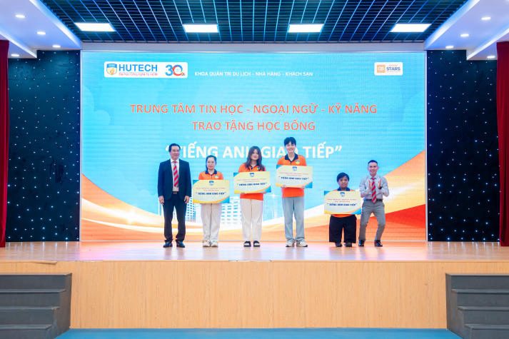 [Ảnh] Chương trình giao lưu “siêu nhiệt” của sinh viên Khoa Quản trị Du lịch - Nhà hàng - Khách sạn 95