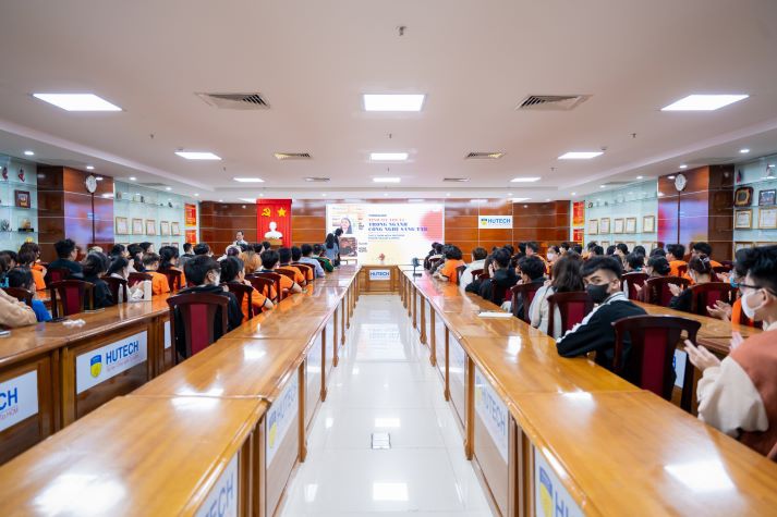 Sinh viên ngành Thiết kế đồ họa HUTECH tìm hiểu về tính mỹ thuật trong ngành Công nghệ sáng tạo 76