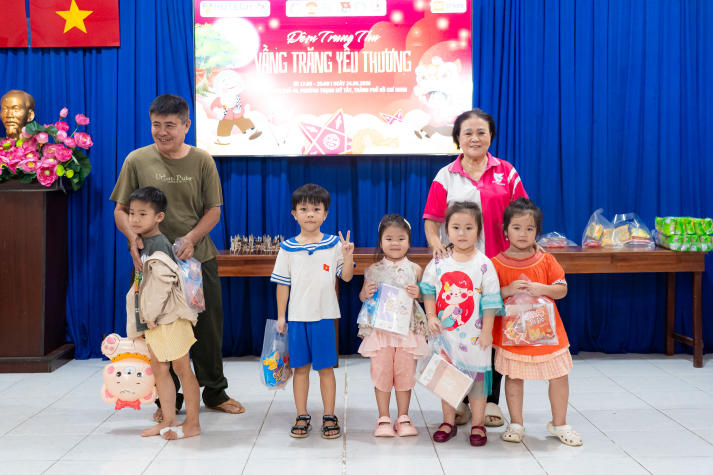 Thắp đèn Trung thu, trao yêu thương đến thiếu nhi Thạnh Mỹ Tây cùng sinh viên Khoa Nhật Bản học 88