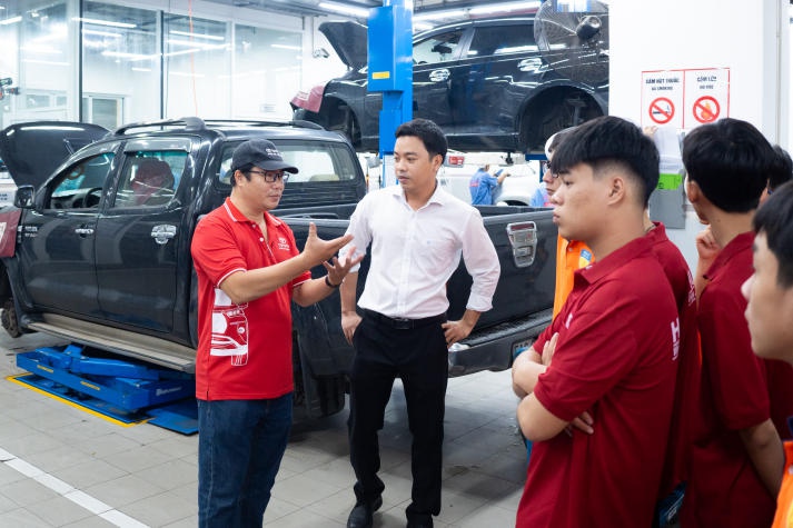 Sinh viên Công nghệ kỹ thuật ô tô "đột nhập" Toyota Phú Mỹ Hưng 18