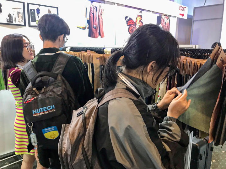 Sinh viên ngành Thiết kế thời trang và Công nghệ dệt, may tham dự triển lãm quốc tế vải cao cấp 52