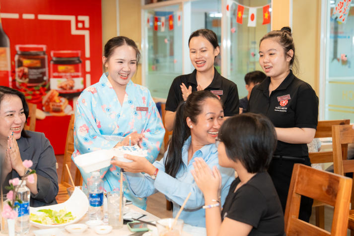 Sinh viên HUTECH biến đồ án thành nhà hàng Nhật, khách “chốt tiệc” ngay ngày khai trương 11