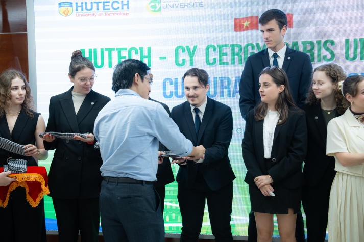 Sinh viên Đại học CY Cergy Paris (Pháp) sôi nổi trải nghiệm văn hóa tại HUTECH 85