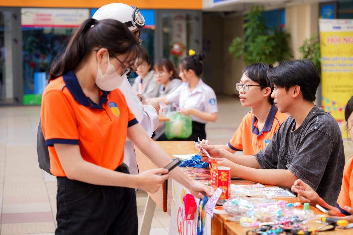 Sinh viên HUTECH hào hứng khám phá phiên chợ “Xuân sắc màu” của Khoa Dược 30