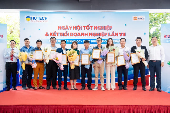 Sinh viên Viện Khoa học Ứng dụng HUTECH bảo vệ đồ án trước doanh nghiệp và “săn” việc ngay tại trường 165