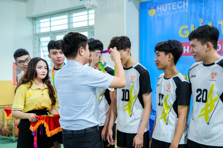 Ngôi Vô địch đã thuộc về đội CLB Kết nối trẻ HUTECH 1