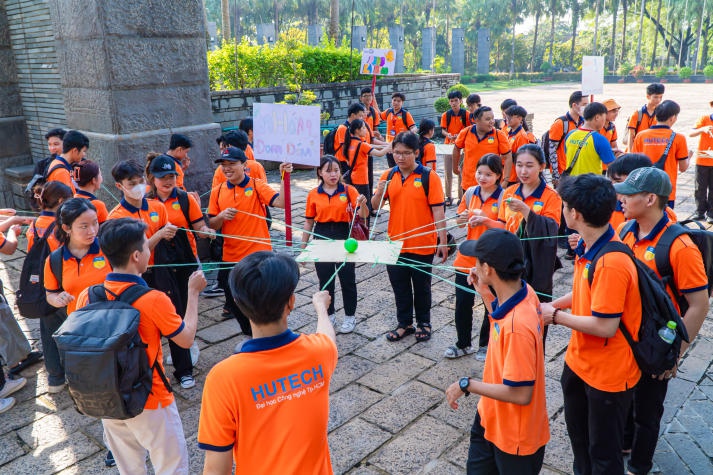 Tập thể Ban cán sự  lớp Thu Duc Campus rèn “Kỹ năng vận động tổ chức các hoạt động tập thể” tại Đền thờ các Vua Hùng 54