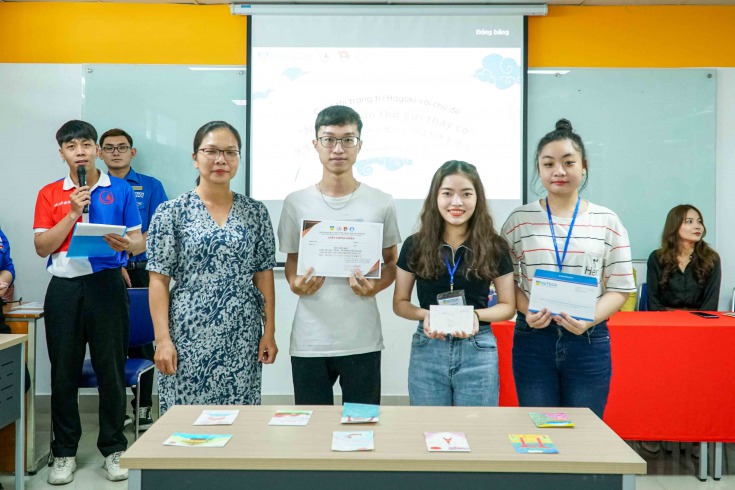 Sinh viên Khoa Nhật Bản học gửi lời tri ân thầy cô qua những tấm bưu thiếp xinh xắn 90