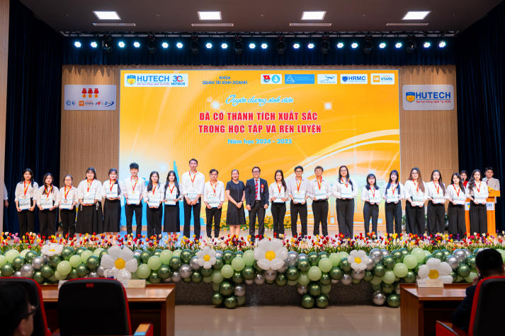 Khoa Quản trị kinh doanh HUTECH: Bứt phá đào tạo và phong trào sinh viên năm học mới 65