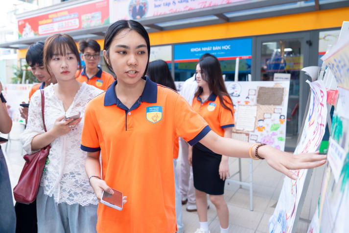 Sinh viên Khoa Trung Quốc học lan tỏa niềm tự hào HUTECH qua các tác phẩm báo tường tiếng Trung 77