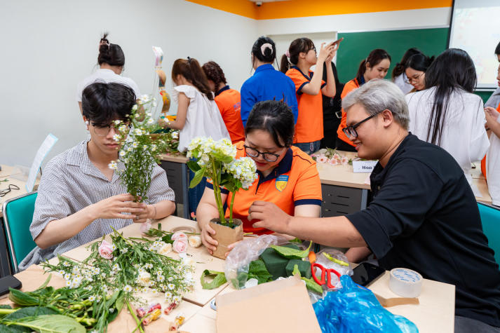 [Ảnh] Tri ân người lái đò: Hoa thay lời cảm mến của sinh viên Trung Quốc học trong ngày Nhà giáo Việt Nam 20