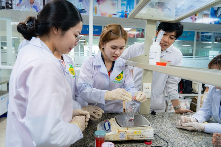 Sắc son từ lớp học: Sinh viên Viện Khoa học Ứng dụng HUTECH thực hành chế tạo mỹ phẩm 36