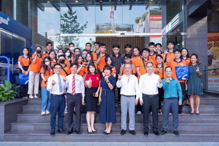 [Video] Sinh viên Khoa Luật HUTECH gặp gỡ chuyên gia, tìm hiểu cơ hội nghề nghiệp tại Ngân hàng Bản Việt 98