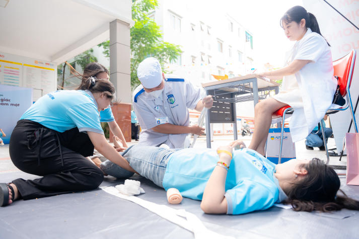 [Video] Sinh viên Khoa Điều dưỡng và Xét nghiệm rèn kỹ năng qua các hoạt động thực chiến 46