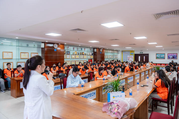 Sinh viên HUTECH học cách chăm sóc sức khỏe khoa học cùng chuyên gia để học tập hiệu quả và tự tin 61