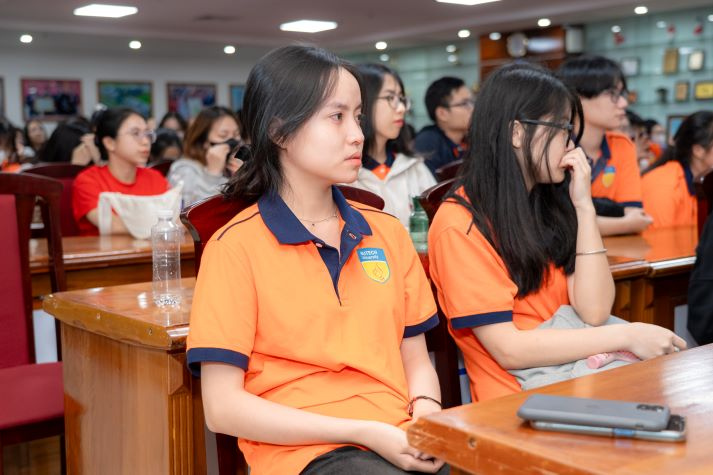 Khi “Mưa đỏ” chạm đến trái tim của sinh viên HUTECH 33