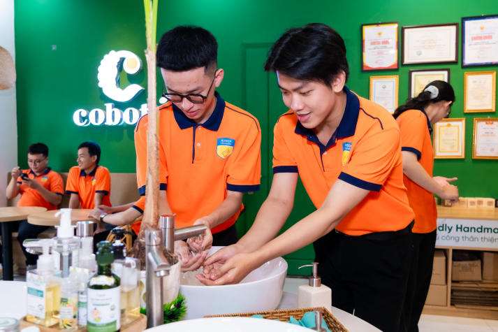 HUTECH Startup Tour 2025: Sinh viên HUTECH trải nghiệm thực tế khởi nghiệp tại Bến Tre 50