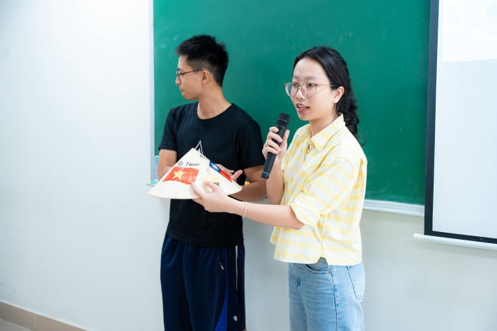 Chạm vào nét Việt, sinh viên quốc tế khám phá di sản và sáng tạo trên nón lá 75
