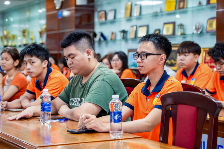 Sinh viên Khoa Quản trị kinh doanh học kỹ năng tuyển dụng cùng Công ty TNHH HR1 Vietnam Holdings trước kỳ thực tập 53