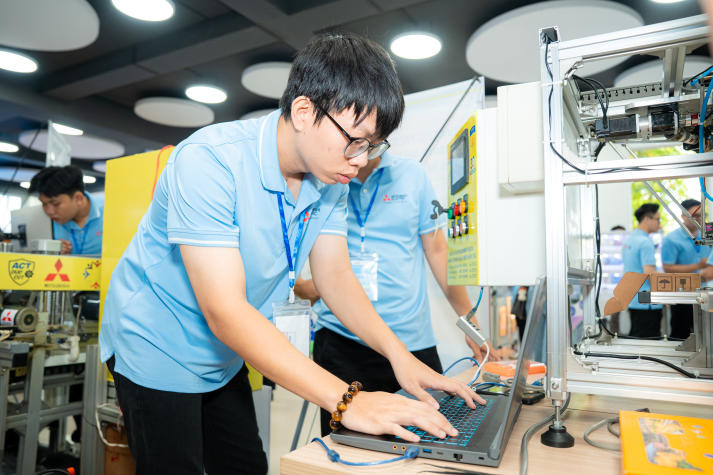 [Video] 10 dấu ấn HUTECH 2025: Khẳng định tầm vóc - Vững bước tương lai 272