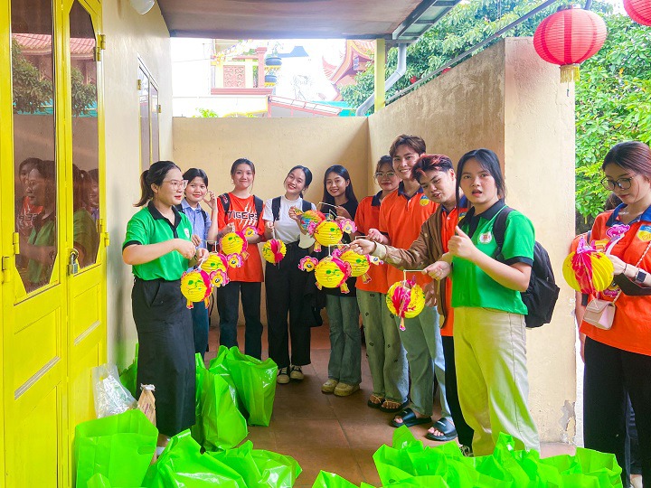 Đội Thanh niên xung kích Khoa Tài chính - Thương mại mang Trung thu ấm áp đến các em nhỏ chùa Từ Hạnh 10